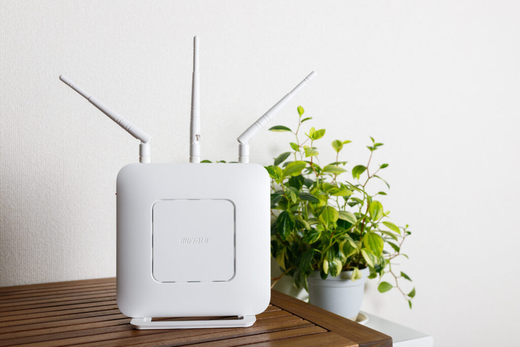 デスクの上に置いてあるWi-Fi