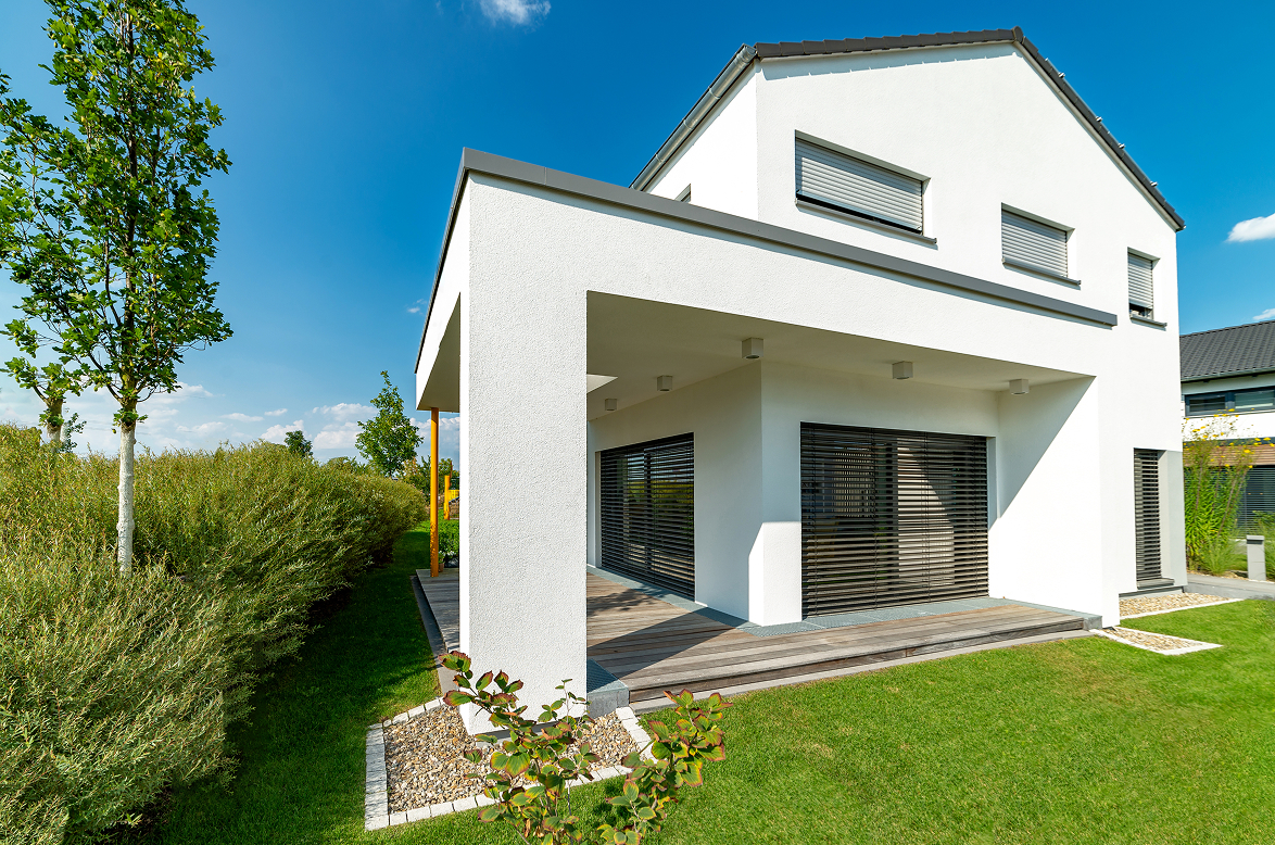 芝が広がったお庭と注文住宅