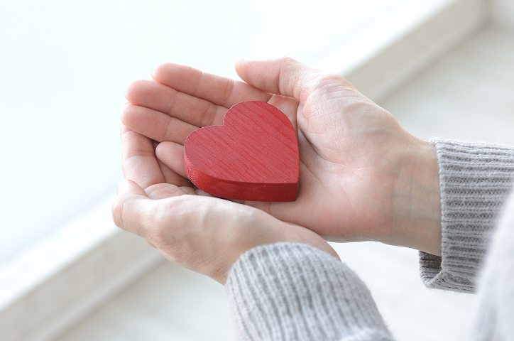 手のひらの上のハートのオブジェ