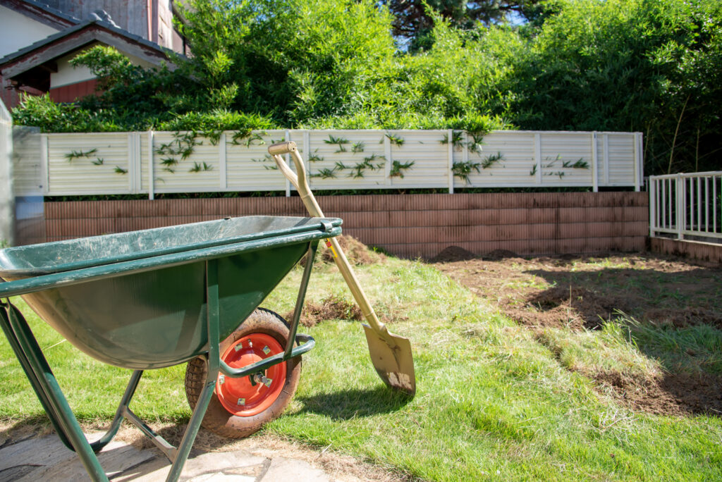 外構工事中のお庭、一輪車とスコップが置かれている様子