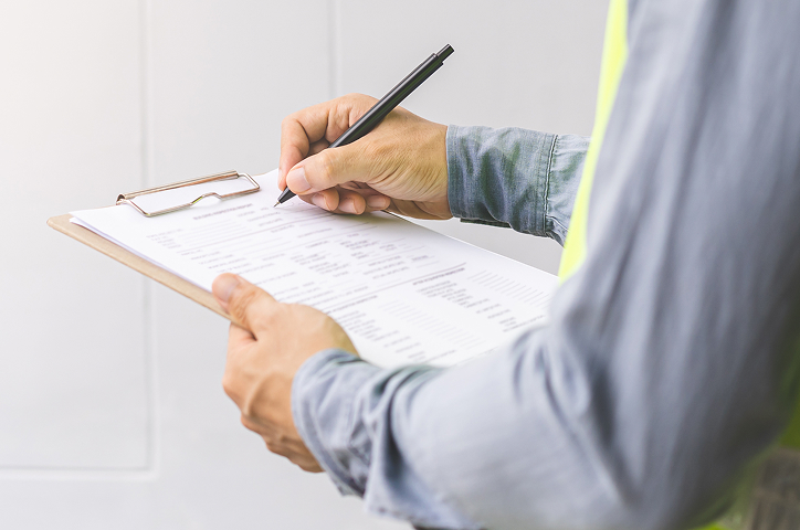 設備点検で用紙にチェックを入れる作業の様子